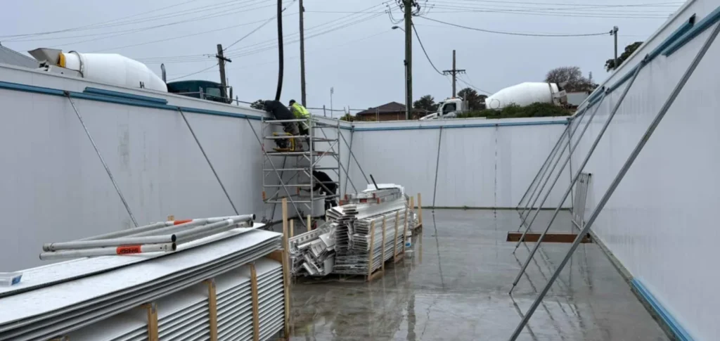 In-situ concrete wall construction using modular stay-in-place formwork